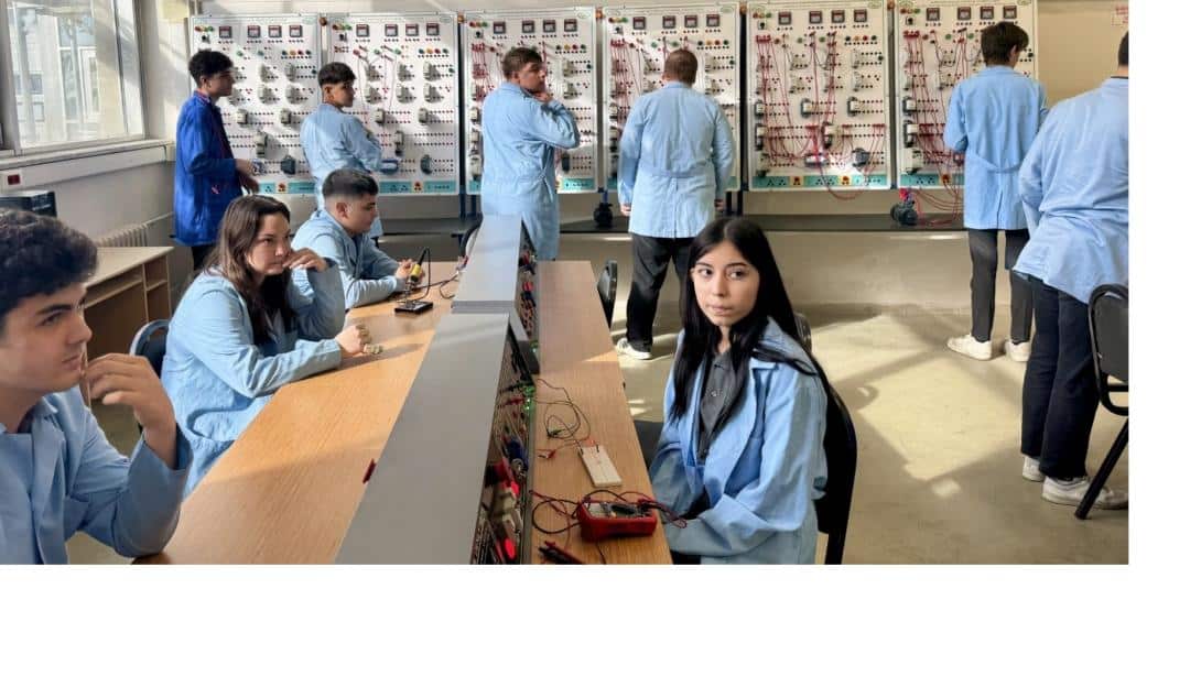 Alibeyköy MTAL’de Geleceği Üreten Atölyeler: Öğrenciler Elektrik Panosu ve Kodlama Robotu Geliştiriyor